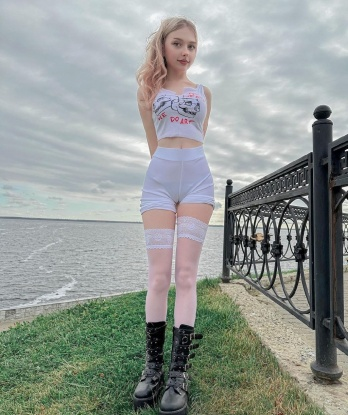 Опытная и стильная, я могу удовлетворить все твои желания. Живу в Москве, и могу встретиться с тобой в любом удобном месте. Мои услуги включают классический и эротический массаж, оральный и классический секс, а также ролевые игры и фетиш. У меня есть множество положительных отзывов от довольных клиентов. Заходи на мою страницу и увидишь все фото, которые тебе понравятся. Не упусти шанс на незабываемое время в Москве со мной. 💋💫 10255, 18 лет